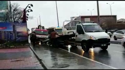 Beylikdüzü'nde vinç devrildi - İSTANBUL