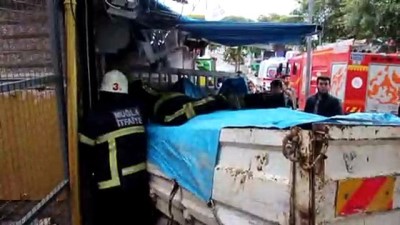 Freni boşalan kamyonet iş yerine çarptı - MUĞLA