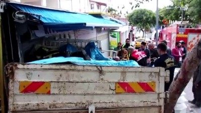  Hediyelik eşya dükkanına kamyonet girdi