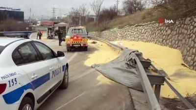  - ÖZEL) Tavuk yemi yüklü TIR yan yattı, otoban trafiğe kapandı 