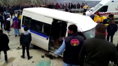 isci servisi -  - Selendi’de işçi servisi otomobil ile çarpıştı: 9 yaralı Videosu