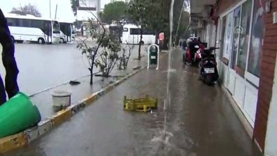 Şiddetli yağış, bazı ev ve iş yerlerinde su baskınlarına neden oldu - BALIKESİR 