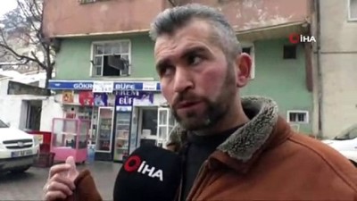 Yangında mahsur kalan çocuklarını camdan attı, o ise böyle kurtardı...Can pazarının yaşandığı yangında çocukların kurtarılma anı kamerada 