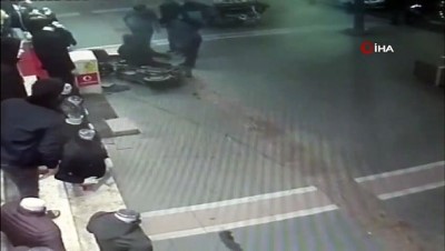  Yaya yoluna giren motosikletin çocuğa çarpma anı kamerada 