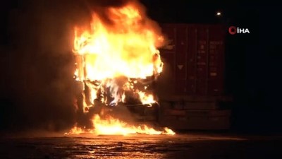  Alev alev yanan tır, geceyi aydınlattı 