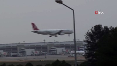 hava trafigi -  Antalya'da uçaklar beşik gibi sallandı Videosu