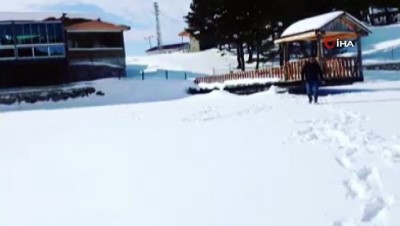 buz kutlesi -  Donan göletten kartpostallık görüntüler...Kardan ev yaptılar  Videosu