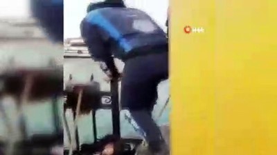 genc kiz -  Kadıköy'de kahraman Çevik Kuvvet polisinin denize düşen genç kızı kurtarma anları kamerada  Videosu
