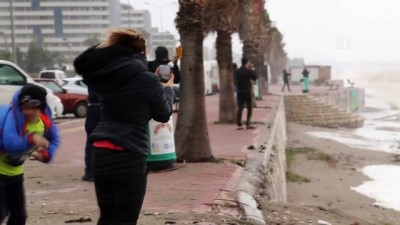 sel baskini - Konyaaltı Sahili'nde dev dalgalar oluştu (4) - ANTALYA Videosu