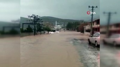 asiri yagis -  Korkuteli'ni dolu ve sağanak vurdu... Yollar göle döndü Videosu