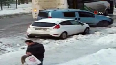 sokak kopegi -  Bingöl'de örnek davranış, sokak köpeğini eliyle besledi  Videosu