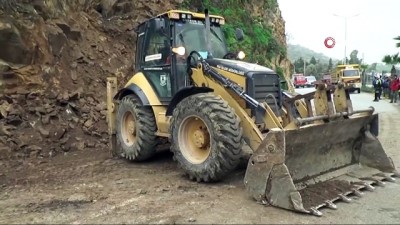 siddetli yagis -  Bodrum’da facianın eşiğinden dönüldü... Dev kaya parçaları karayoluna düştü  Videosu