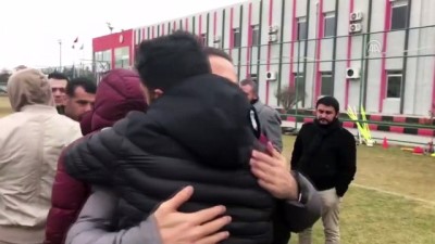 teknik direktor - Eskişehirspor'da lisansı çıkmayan 9 futbolcu tesislerden ayrıldı - ESKİŞEHİR Videosu