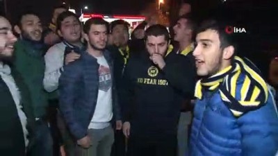 takim otobusu -  Fenerbahçe taraftarı: “Koskoca Feneri ne hale getirdiniz”  Videosu