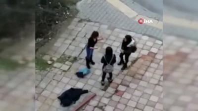 genc kiz -  Kızların sokak ortasındaki tekme tokat kavgası kamerada  Videosu