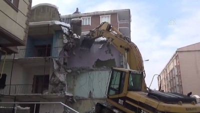 Muş'ta metruk binaların yıkımına başlandı