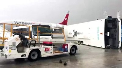 helikopter - Antalya Havaalanı'nda devrilen otobüs ve zarar gören polis helikopteri (2) - ANTALYA  Videosu