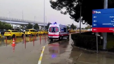 servis otobusu -  Antalya Havalimanı'nda hortum sebebiyle servis otobüsü devrildi  Videosu