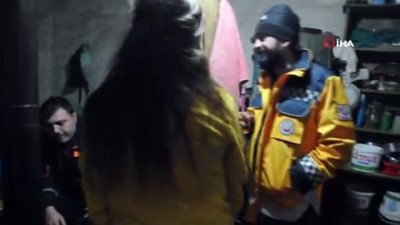 yuksek tansiyon -  Karlı yollar yaya aşıldı, yaşlı kadın sedyeyle taşınarak kurtarıldı  Videosu