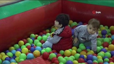 yan etki -  Sultanbeyli'de çocuklar yarıyıl şenliğinde doyasıya eğlendi Videosu