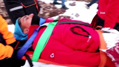donma tehlikesi -  Dağda mahsur kalan genci kurtarmak için sırtlarında taşımışlar Videosu