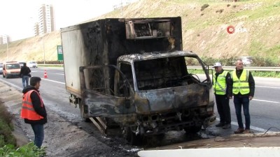  İzmir’de seyir halindeki kamyonet küle döndü 