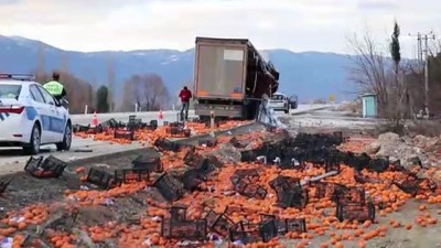 tir dorsesi - Kapağı açılan tır dorsesindeki 1 ton portakal yola saçıldı - BURDUR Videosu