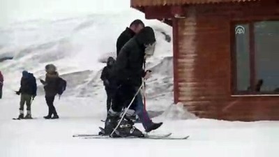 kayak merkezi - Kar ve sisli havada kayak keyfi - HAKKARİ Videosu