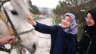 engelli ogrenci -  Öğrenciler tatilde at binerek stres atıyor  Videosu