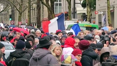  - Sarı Yeleklilere Karşı “Kırmızı Fularlılar” Paris Sokaklarına Döküldü