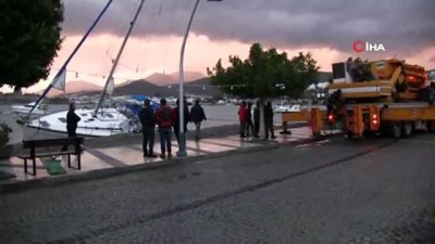  Bodrum'da şiddetli fırtına nedeniyle tekne karaya oturdu