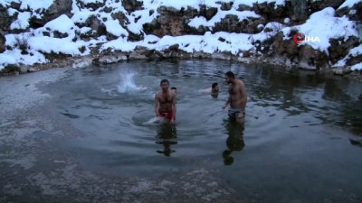 cilt hastaligi -  Dondurucu soğukta göle girip yüzdüler  Videosu