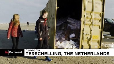 kargo gemisi - Hollandalılar kargo gemisinden düşen tonlarca 'ganimet' eşyayı topladı Videosu