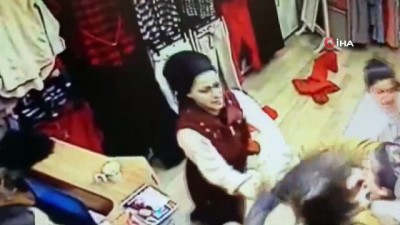 genc kiz - Kadınların mağazada uçar tekmeli kavgası kamerada  Videosu