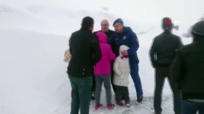 mahsur kaldi -  Kar nedeniyle mahsur kalan öğrencilerin imdadına jandarma ekipleri yetişti  Videosu