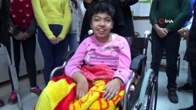 mavi kapak -  Öğrenciler biriktirdikleri mavi kapakla engelli çocuğa tekerlekli sandalye aldı, öğretmenleri gözyaşlarına boğuldu  Videosu