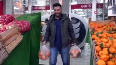 naylon poset -  Poşet kullanmamak için ürünlerini market arabasıyla taşıdı  Videosu