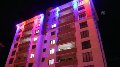 Yamaçtan kopan kaya parçaları binaya zarar verdi - GÜMÜŞHANE