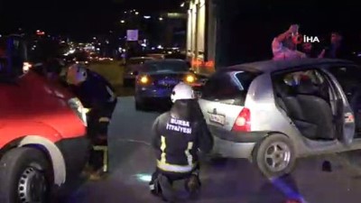  Bariyerlere saplanan otomobilde kurtarılmayı bekledi 