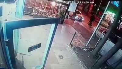 kacis -  Fren yerine gaza basan kadın sürücü, otomobiliyle fırına böyle daldı  Videosu