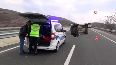  Midibüsün çarptığı hafif ticari araç yan yattı