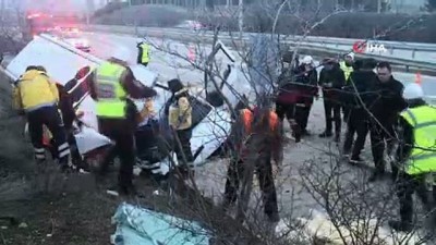 trafik kazasi -  Polis memuru acı haberi veremedi... Peynir yüklü minibüs beton duvara çarptı: 2 ölü  Videosu