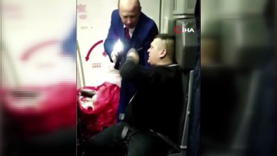  - Uçağı Birbirine Katan Yolcu Hostes Koltuğuna Bağlanarak Durdurulabildi 