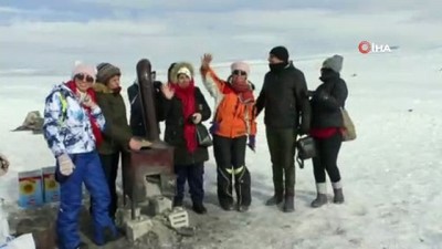  Donan Çıldır Gölü üzerinde ısınmak için soba yaktılar 