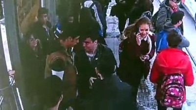 engelli genc - Engelli genç tramvay durağında darbedildi - İZMİR Videosu