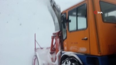  Hakkari’de karla mücadele çalışması sürüyor 
