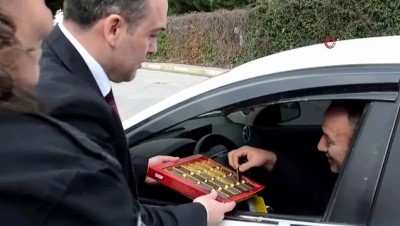 supheli arac -  Trafik ekiplerinden çikolatalı uygulama  Videosu