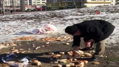  13 yıldır sokak hayvanları için bayat ekmek topluyor 