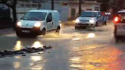  Adıyaman’da sel suları asfaltı söktü 