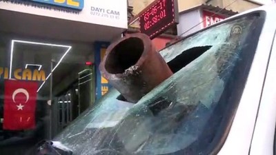 Afyonkarahisar'da otomobilin üzerine baca düştü 